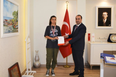 UŞAK MİLLİ EĞİTİM MÜDÜRÜ HALİL YÜCEL NİSA AY’I  ÖDÜLLENDİRDİ