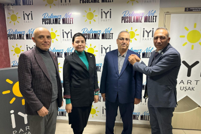 Mehmet Uludağ'ın İyi Parti rozetini Muhammet GÜR taktı