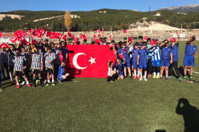 MİNİKLERİN ŞAPHANE'DEKİ CUMHURİYET TURNUVASINA BANAZ İLKE SPOR'DA KATILDI