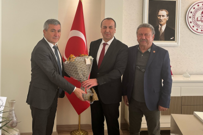 İL GENEL MECLİS BAŞKANI KADİR USLU HALİL YÜCEL'İ ZİYARET EDİP ÖĞRETMENLER GÜNÜNÜ KUTLADI