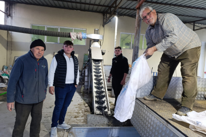 KÖPRÜBAŞI’NDA İLK KURULAN YÖRÜKLER ZEYTİNYAĞI FABRİKASI SEZONU YOĞUN GEÇİRİYOR