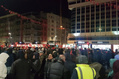 CHP'LİLER  UŞAK HEYKEL ÖNÜNDE TOPLANIP GÖZALTINA ALINMALARI PROTESTO ETTİ