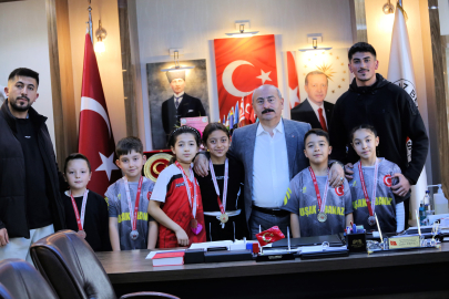BANAZ'LI MİNİKLER KİCK BOKS EGE BÖLGE TURNUVASINDAN BİRİNCİLİKLE DÖNDÜ