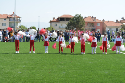 Karahallı İlçe Stadyumu rengarenkti