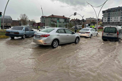Uşak’ta sağanak yağış yolları göle çevirdi