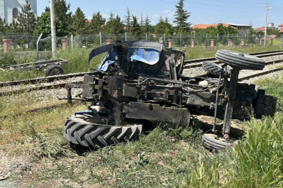 Uşak’ta hemzemin geçitte traktör ile tren çarpıştı: 1 yaralı