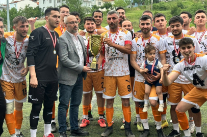 1. AMATÖRE YÜKSELEN BOZKUŞSPOR'A KUPASINI HAKAN ARSLAN VERDİ