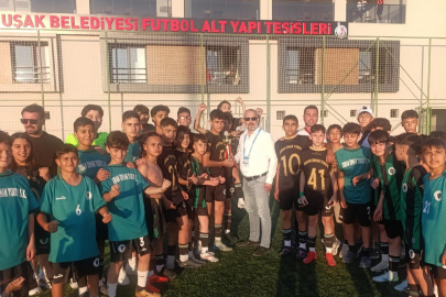 U13 lig şampiyonuna  kupasını TFF Uşak İl Temsilcisi Hakan ARSLAN verdi