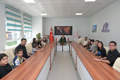 TÜGVA'NIN "KİTAP KURDU YARIŞMASI"NIN  ÖDÜLLERİNİ HALİL YÜCEL VERDİ