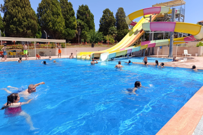 SALİHLİ’DE AŞIRI SICAKTAN BUNALANLAR HAVUZLARA KOŞTU