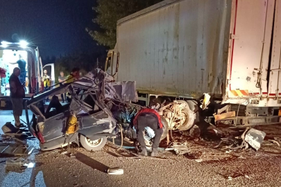 Uşak’ta otomobil park halindeki kamyona çarptı:1 ölü