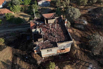 Uşak’ta devam eden yangının tahribatı gün ışığıyla ortaya çıktı
