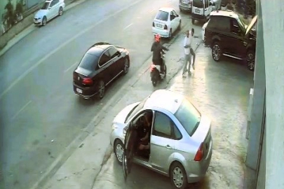 Motosikletle takip ettikleri şahsa kurşun yağdırdılar... Silahlı saldırı anı kamerada
