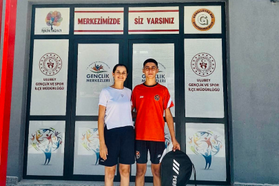 KANYONSPOR YARI FİNALE GİDEN UŞAK BADMİNTON TAKIMI OYUNCUSU ALPER'İ YOLCU ETTİ