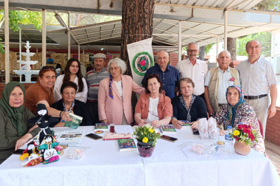 GÖRDES’DE İMZA TÖRENİNDE YAZAR KOÇ’A YOĞUN İLGİ