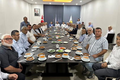 AK PARTİ UŞAK'TA ESKİ YENİ İLÇE BAŞKANLARIYLA VEFA TOPLANTISI YAPTI
