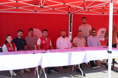 Uşak Gençlik ve Spor İlçe Müdürü H. Tevfik Özdemir öğrenci karşılama standındaydı
