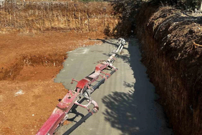 Kırılan beton pompası kolu 2 işçiyi yaraladı