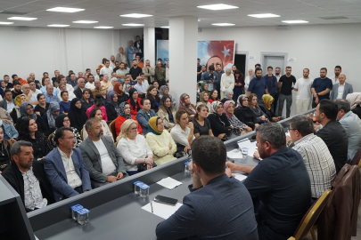 AK PARTİ UŞAK'TA Kİ DANIŞMA MECLİSİ TOPLANTISINDA YENİ ÜYELERE ROZET TAKTI