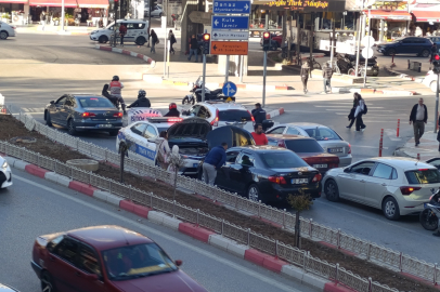 Uşak'ta Aracı Arızalanan Ailenin Yardımına Cefakar Trafik Polislerimiz Koştu