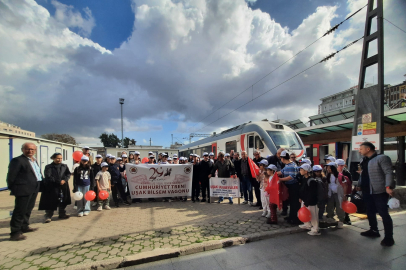 “Cumhuriyet Treni - Turhan Akçay BİLSEM Vagonu”nu İzmir'de Ulubeyliler Derneği Üyeleri karşıladı