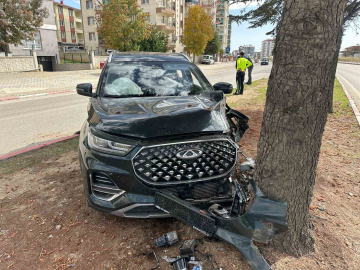 Uşak’ta araç ağaca çarptı: 2 yaralı