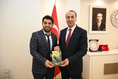 Genç Yazardan ve Bir Öğretmenden Milli Eğitim Müdürüne Kitap Takdimi