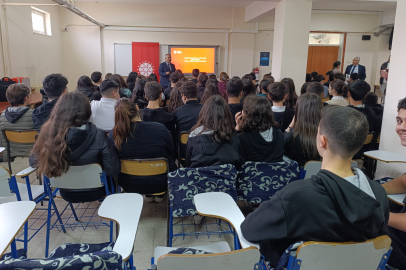 Uşak’ta Liseli Öğrencilere Dijital Okuryazarlık ve Dezenformasyonla Mücadele Eğitimi
