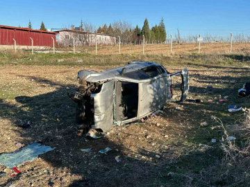 Uşak’ta otomobil tarlaya devrildi: 1’i bebek 5 yaralı