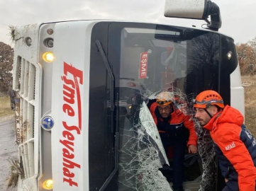 Uşak’ta yolcu taşıyan midibüs yan yattı: 5 yaralı