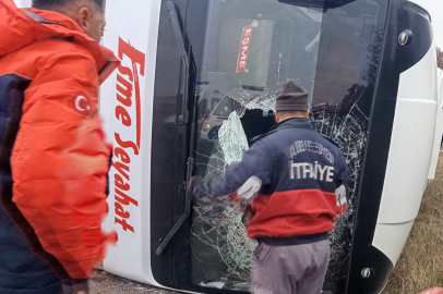 Ulubey'de yolcu minibüsü devrildi