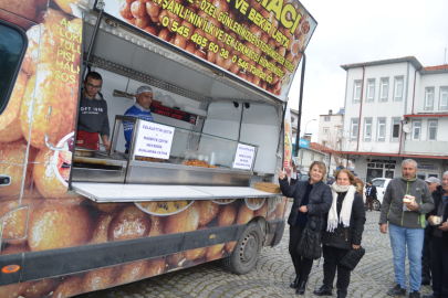 EMEKLİ ÖĞRETMEN EMEL UYSAL 1000 KİŞİLİK LOKMA DÖKTÜRDÜ