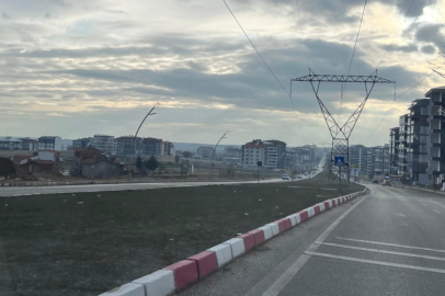 Uşaklı Vatandaşlar Belediyeden Refüjlerin Ağaçlandırılmasını İstiyor