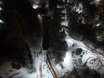 Uşak’ta mevsimin ilk karı yağdı: Beyaza bürünen kent böyle görüntülendi