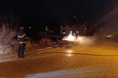 Banaz Köyü Yolunda Araç Yangını! Trafik Kapandı!