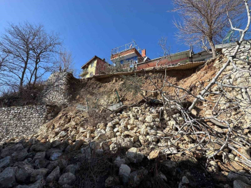 Çöken istinat duvarı iki aracı yuttu