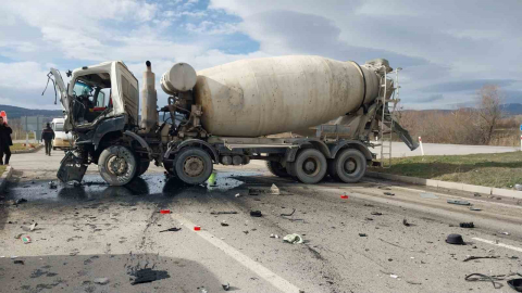 Kütahya’da beton mikserleri çarpıştı: 2 yaralı