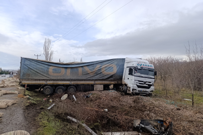 Çarık Köyü Kavşağında TIR Kazası...
