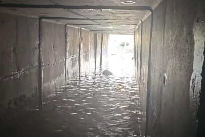 İzmir’de sağanak yağış sonrası araçlar dereye sürüklendi