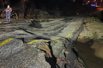 Yoğun yağış sonrası köy yolunda çökme meydana geldi