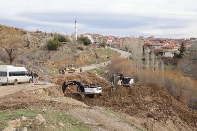 Aşağıkaracahisar Köyünde Yol Çalışması Sürüyor