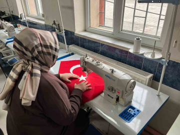 El emeği göz nuru Türk bayrakları ilmek ilmek işlendi