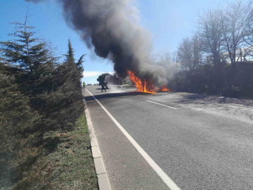 Uşak’ta yangın çıkan cip küle döndü