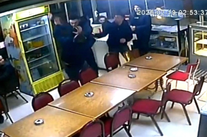 Saniye saniye kameraya yansıyan bıçaklı kavga, kız arkadaş meselesi yüzünden çıkmış