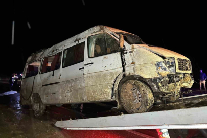 İşçi servisi şarampole devrildi: 17 yaralı