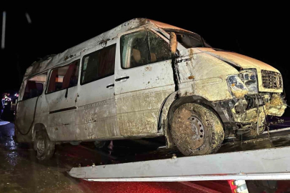 İşçi servisi şarampole devrildi: 17 yaralı