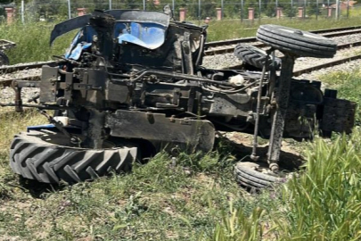 Uşak’ta kamyon ile traktör çarpıştı: 1 yaralı