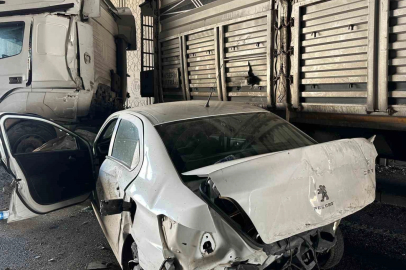 Uşak’ta otomobil ile tır çarpıştı: 1 yaralı