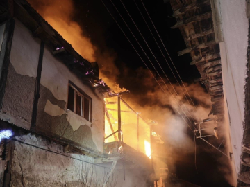 Uşak’ta iki katlı evde çıkan yangın söndürüldü