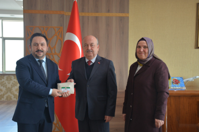 Kent Konseyi Başkanı Karadedeli Öğrenci Hediye Çeklerini Rektör Demir'e Teslim Etti